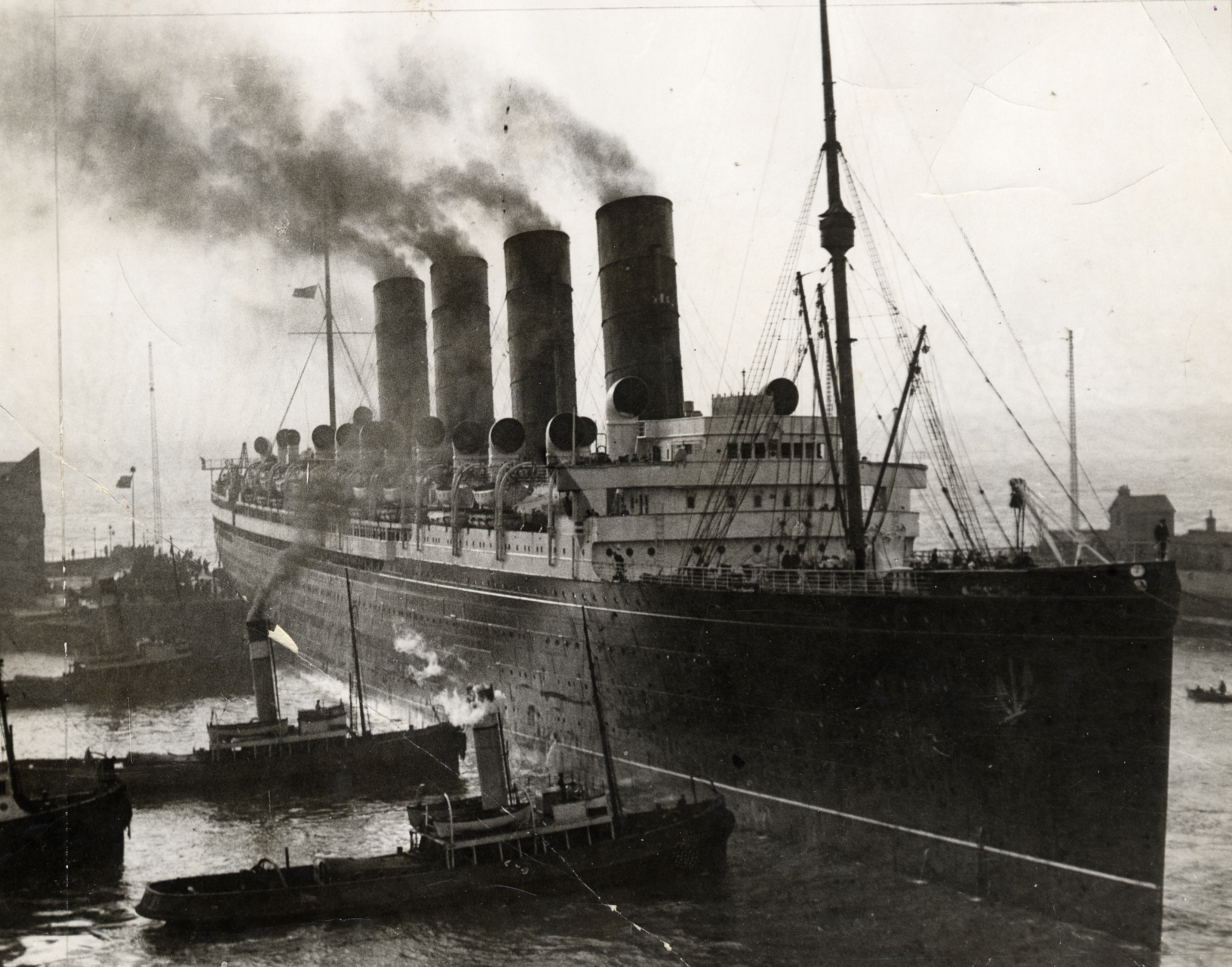 The HMS Mauretania docking at Liverpool, 1926, on which the Daily Mail Atlantic Edition was compiled 